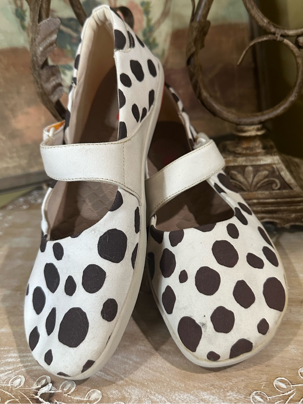 💠EUC UIN “Spotted Dog Ellites III” Mary Jane’s- Off White with Brown Dots. Sz 8